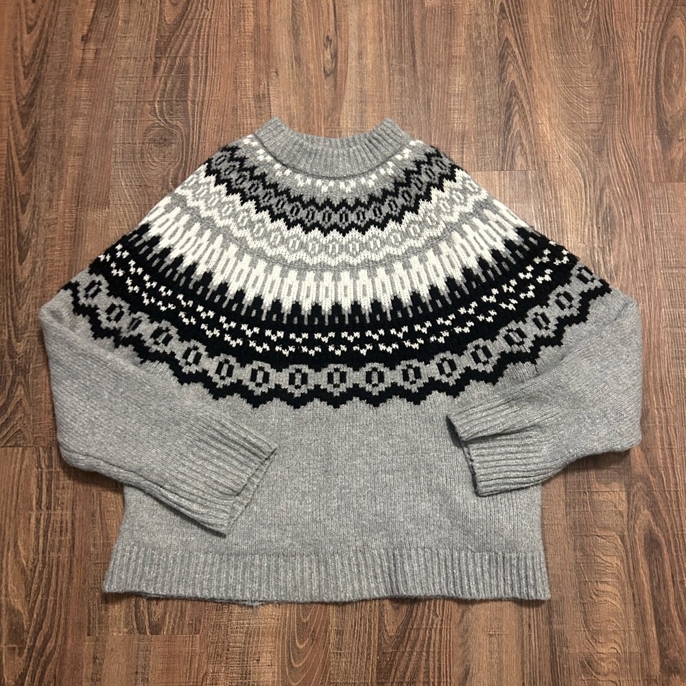 Universal Thread Gray Sweater with Black and White Pattern